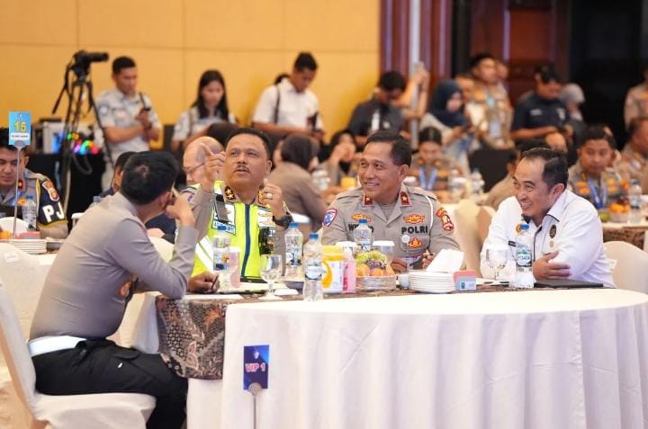 Kakorlantas Polri Irjen Pol. Agus Suryonugroho (kedua dari kiri), Dirregident Korlantas Polri Brigjen Pol. Wibowo (tengah), dan Dirjen Bina Keuangan Daerah Kementerian Dalam Negeri (Kemendagri)