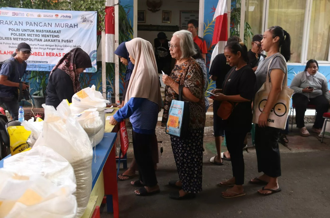 Warga saat pengambilan bantuan pangan gratis berupa beras dan minyak goreng di Balai RW 03 Menteng, Jakarta Pusat, Rabu (12/11/2025).
