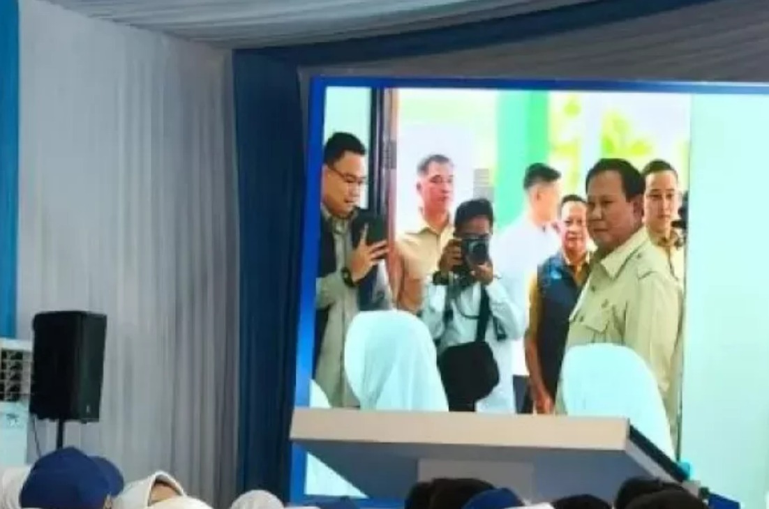 Siswa dari sejumlah sekolah di Kota Bekasi, Jawa Barat, menyaksikan ketibaan Presiden RI Prabowo Subianto di SMPN 4 Kota Bekasi, Senin (17/11/2025), untuk meluncurkan penggunaan smartboard.