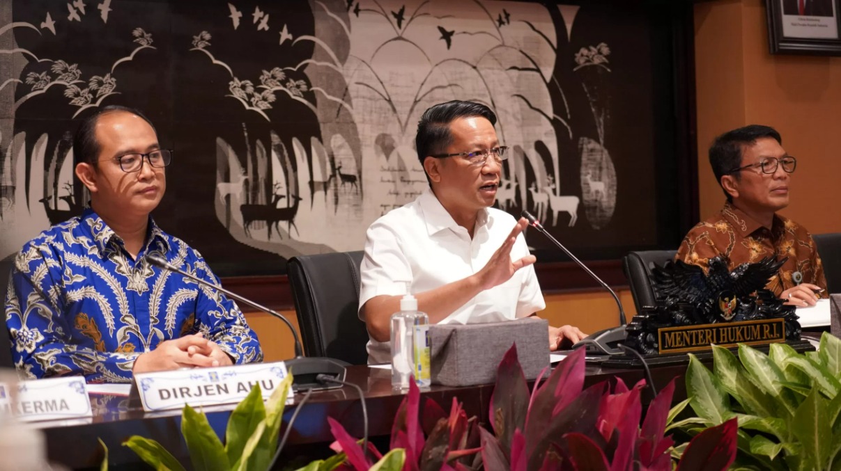 Menteri Hukum (Menkum) Supratman Andi Agtas (tengah baju putih) saat konferensi pers di di Gedung Kemenkum, Jakarta.