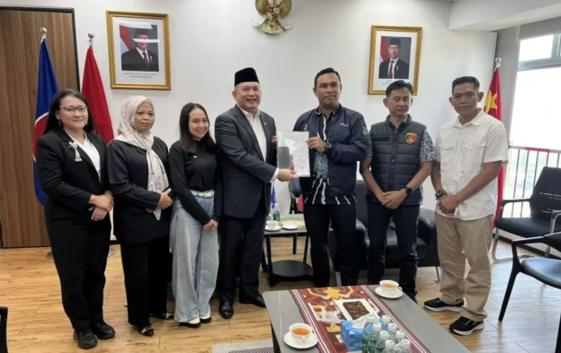 Konjen RI di Guangzhou Ben Perkasa Drajat (empat dari kiri) dan Reni Rahmawati (tiga dari kiri) WNI asal Sukabumi korban TPPO pengantin pesanan di KJRI&nbsp;Guangzhou, Senin (17/11/2025).