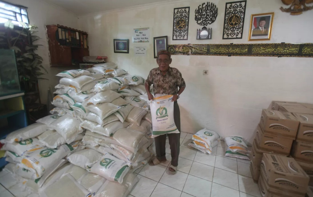 Warga saat pengambilan bantuan pangan gratis berupa beras dan minyak goreng di Balai RW 03 Menteng, Jakarta Pusat, Rabu (12/11/2025).