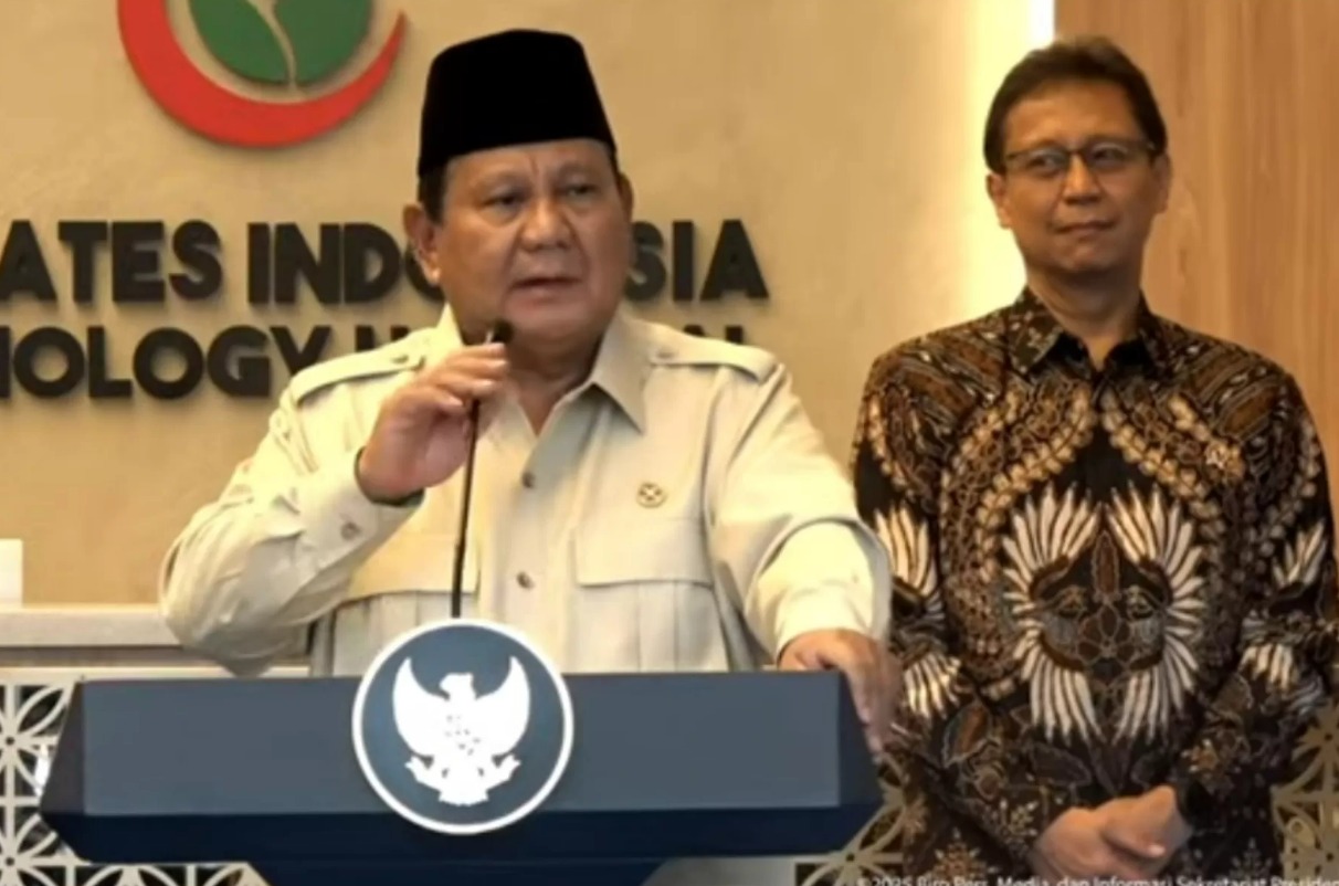 Presiden Prabowo Subianto didampingi Menkes Budi Gunadi Sadikin saat meresmikan RS Kardiologi Emirates-Indonesia (RS KEI) di Solo, Jawa Tengah, pada Rabu (19/11).
