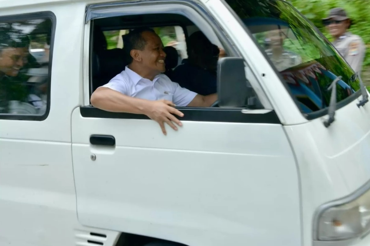 Menteri ESDM Bahlil Lahadalia menyetir angkot putih di Fakfak, Papua Barat, di sela kunjungan kerja.