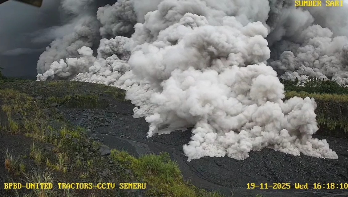 Gunung Semeru di Kabupaten Lumajang, Jawa Timur, mengalami erupsi yang disertai luncuran awan panas pada Rabu (19/11/2025)