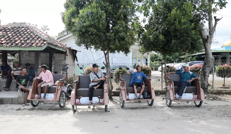 Para pengayuh becak listrik di Tangerang