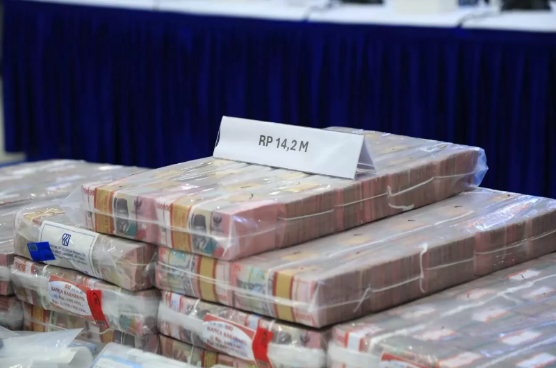 Bareskrim Polri menunjukkan barang bukti kejahatan pinjol ilegal yang telah memakan 400 korban.