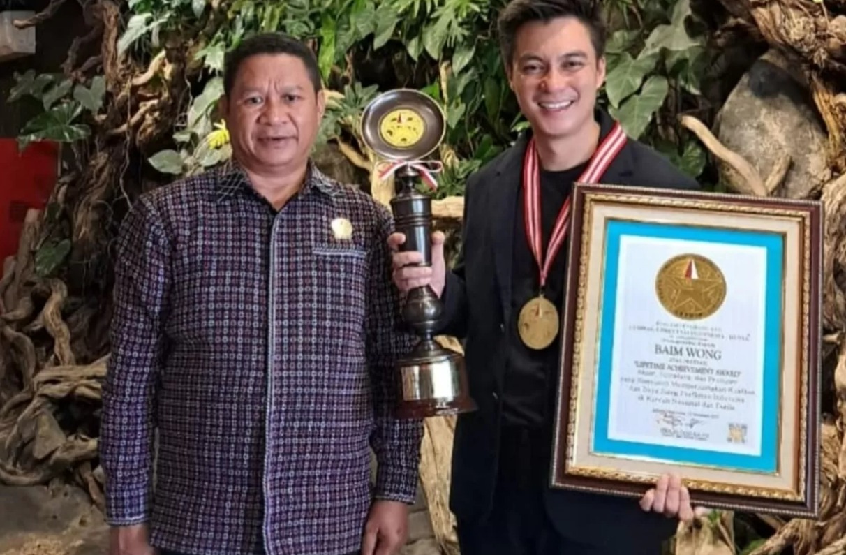 Baim Wong raih penghargaan LEPRID atas dedikasinya di dunia Perfilman.