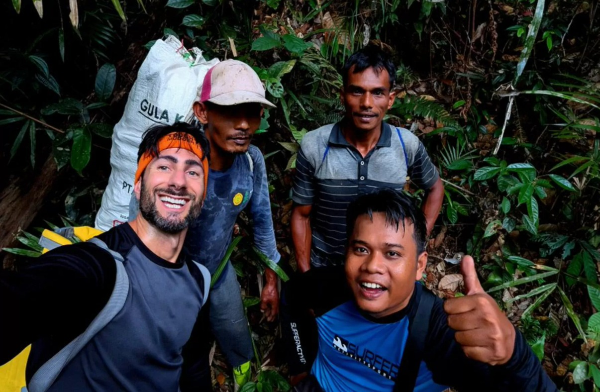 Chris Thorogood (kiri) bersama tim yang menemukan Rafflesia Hasseltii, bunga langka yang selama 13 tahun dicari.