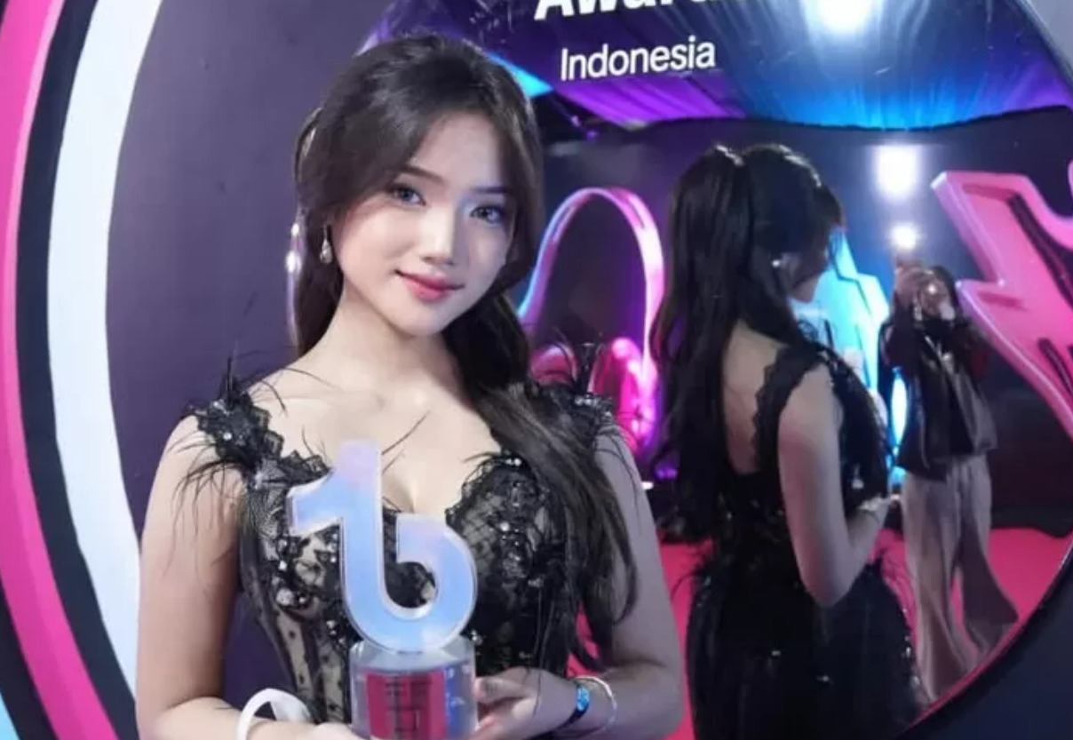 Fuji bawa pulang piala penghargaan kategori popular &lsquo;Video of The Year&rsquo; Tiktok Awards Indonesia 2025.