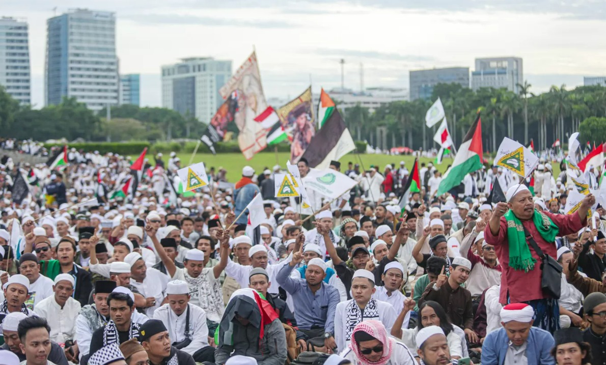 Massa aksi saat mengikuti reuni 212 di Silang Monas, Jakarta, Senin (2/12/2024).
