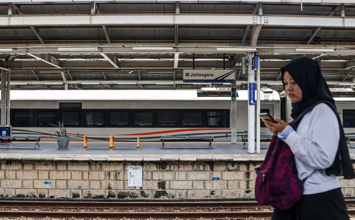 Penumpang kereta api jarak jauh menunggu di Stasiun Jatinegara, Jakarta, Rabu (03/09/2025).