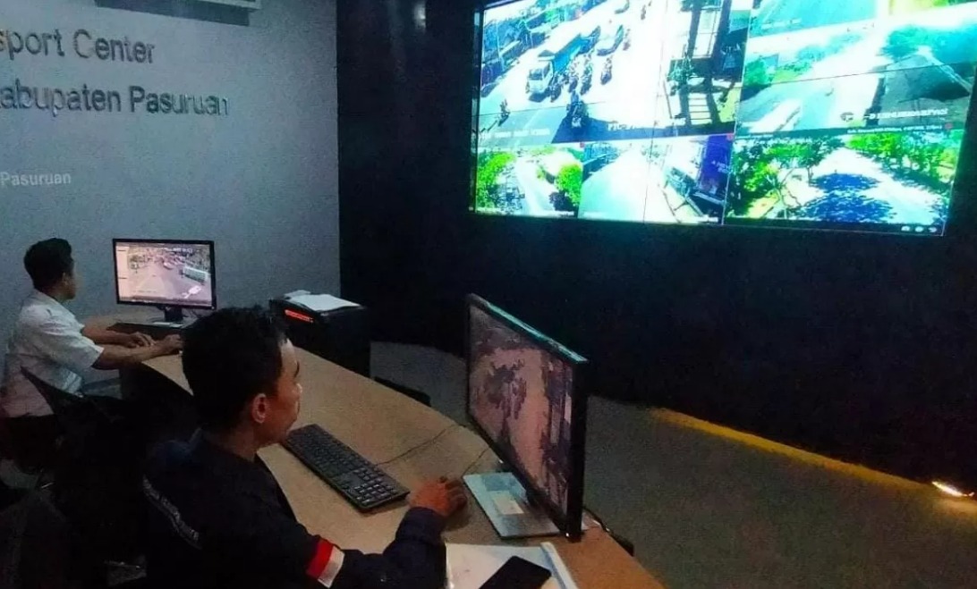 PANTAU: Petugas Dishub Kabupaten Pasuruan saat memantau CCTV di Pasuruan Transport Center. Tahun depan, Dishub mengusulkan untuk menambah sebaran CCTV.