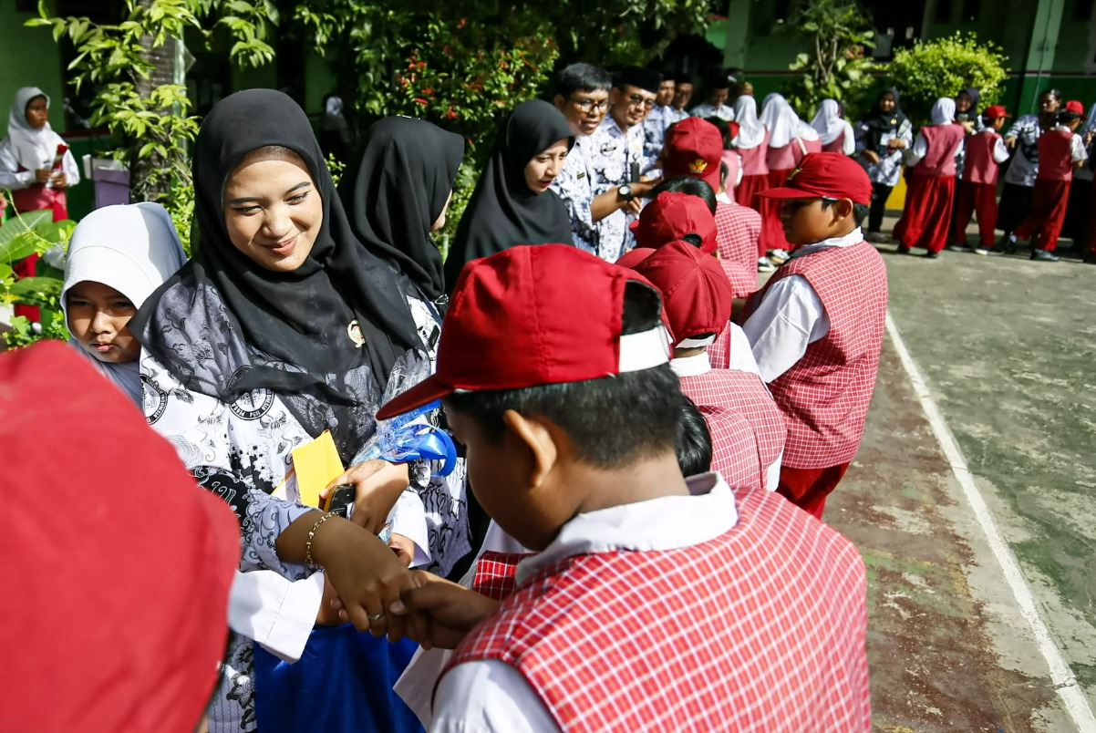 Peringatan Hari Guru Nasional di SDN Jatimakmur 5, Bekasi, Selasa (25/11).