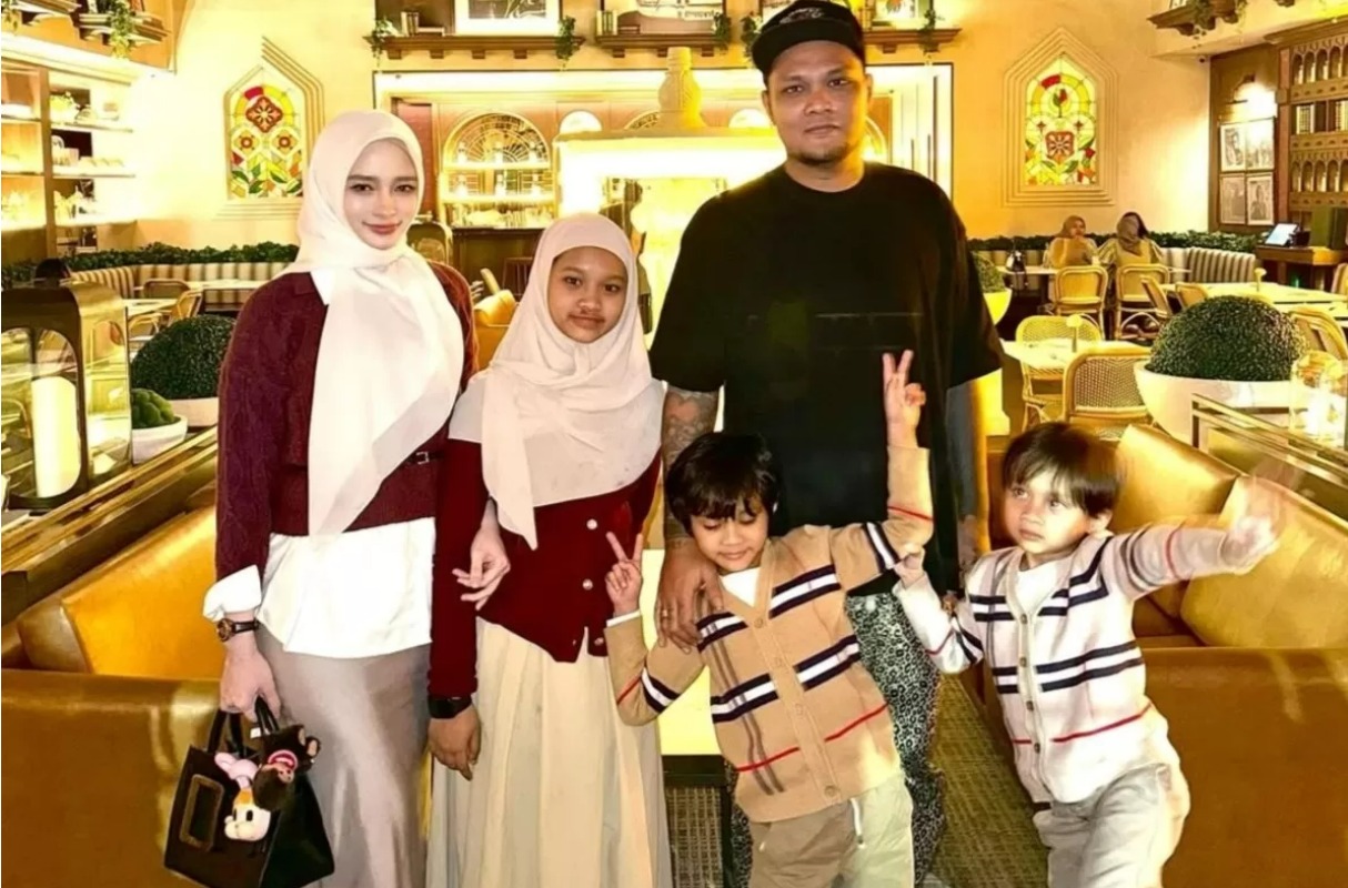Inara Rusli dan Virgoun bersama ketiga anak mereka.