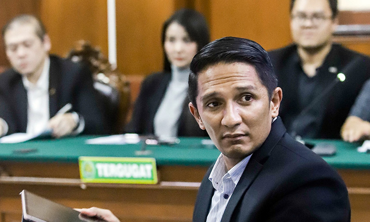 Doktor Ghansham Anand, ahli hukum perdata dari Unair saat memberikan keterangan di persidangan. (Alfian Rizal/ Jawa Pos)