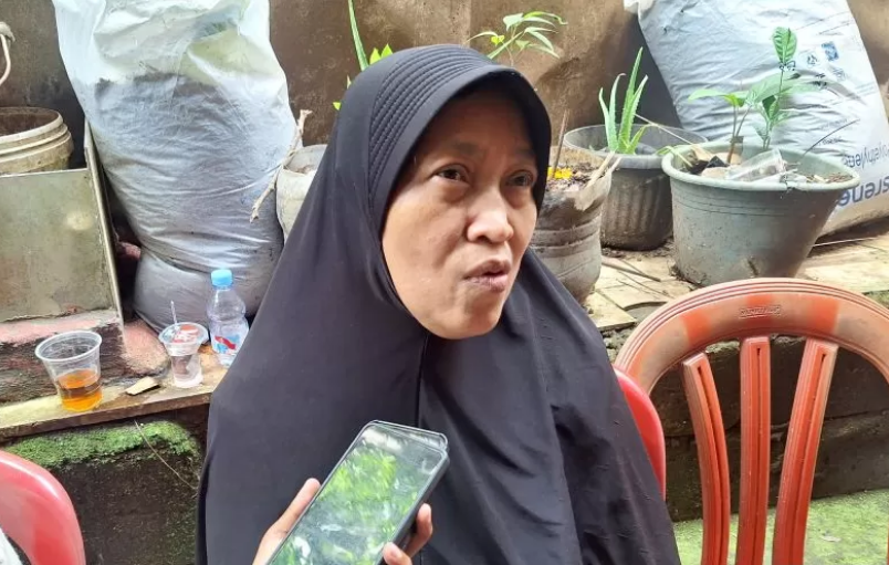 Nenek dari Alvaro Kiano Nugroho yang bernama Sayem memberikan keterangan kepada wartawan di kediamannya di Pesanggrahan, Jakarta Selatan.