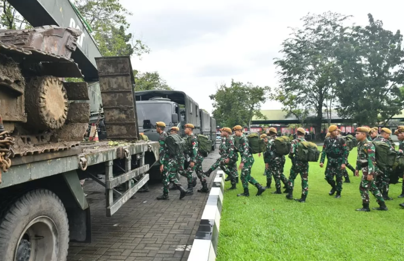Pasukan dan alutsista TNI AD berupa alat berat digerakkan di wilayah Kodam I/Bukit Barisan untuk menanggulangi dampak bencana alam di beberapa daerah.