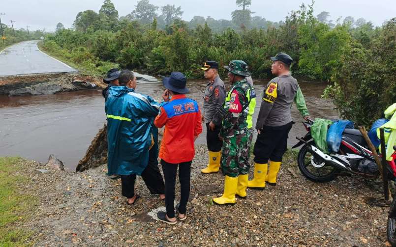 Petugas gabungan turun le lokasi terdampak banjir di Kabupaten Aceh Selatan, Aceh, Kamis (28/11/2025).
