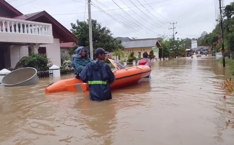 Petugas BPBD Kota Solok Sumatera Barat mengevakuasi warga yang terdampak banjir, Kamis (27/11/2025).