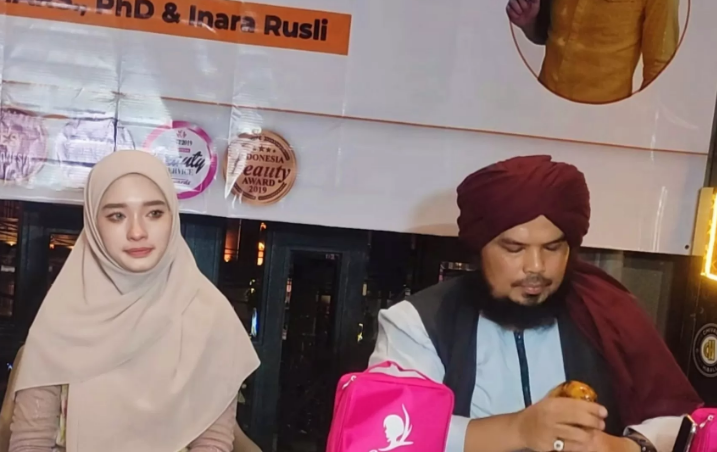 Inara Rusli (kiri) didampingi Ustaz Derry Sulaiman ketika memutuskan untuk melepas cadar yang selama ini dikenakannya