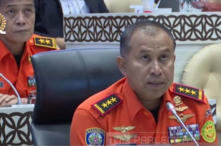 Kepala Basarnas Mohammad Syafii saat rapat dengar pendapat bersama Komisi V DPR RI di kompleks parlemen Senayan, Jakarta, Senin (1/12/2025).