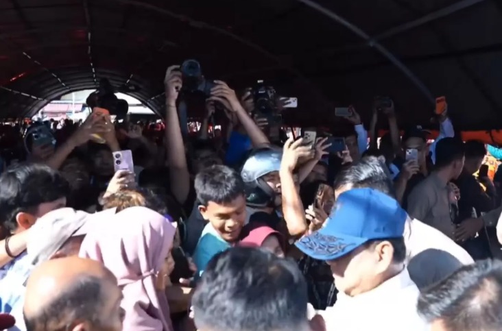 Presiden Prabowo Subianto saat mengunjungi warga terdampak bencana di Padang Pariaman, Sumatera Barat, Senin (1/12/2025).