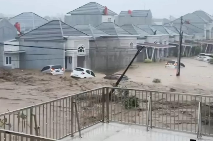 Banjir bandang saat menerjang perumahan cluster Lumin Park, Kototangah, Kota Padang, Kamis (27/11).