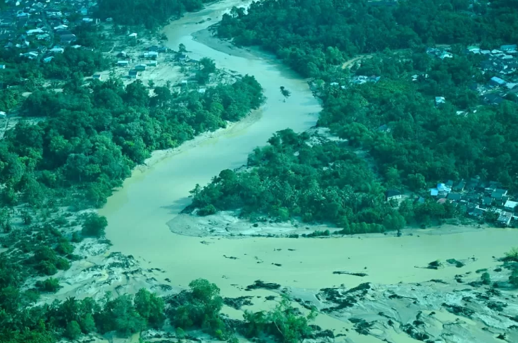 Foto udara pegunungan pasca longsor dan banjir Kabupaten Tapanuli Utara, Sumatera Utara, Senin (1/12/2025).