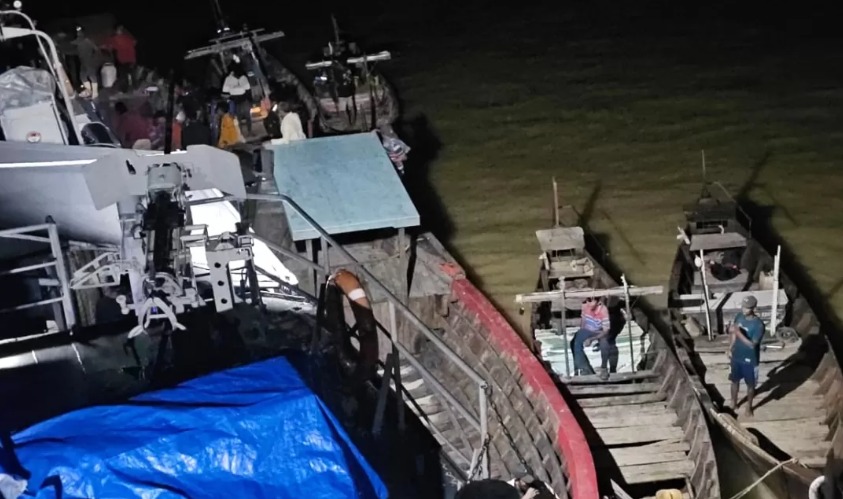 KRI Sutedi Senoputra-378 yang lego jangkar di Perairan Aceh Tamiang pagi tadi (2/12) mendistribusikan bantuan untuk korban bencana alam.