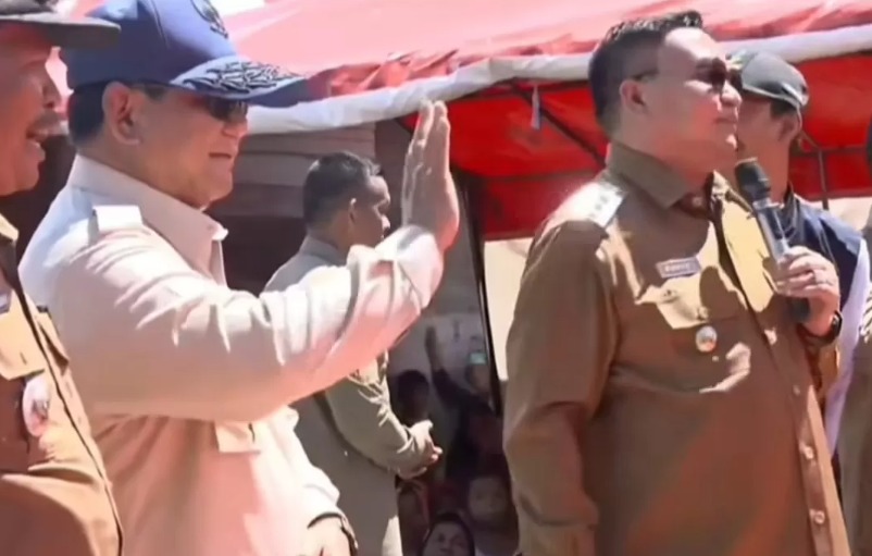 Bupati Aceh Tenggara, Salim Fakhry, viral setelah mengajak tepuk tangan untuk Prabowo dan berharap jadi presiden seumur hidup.
