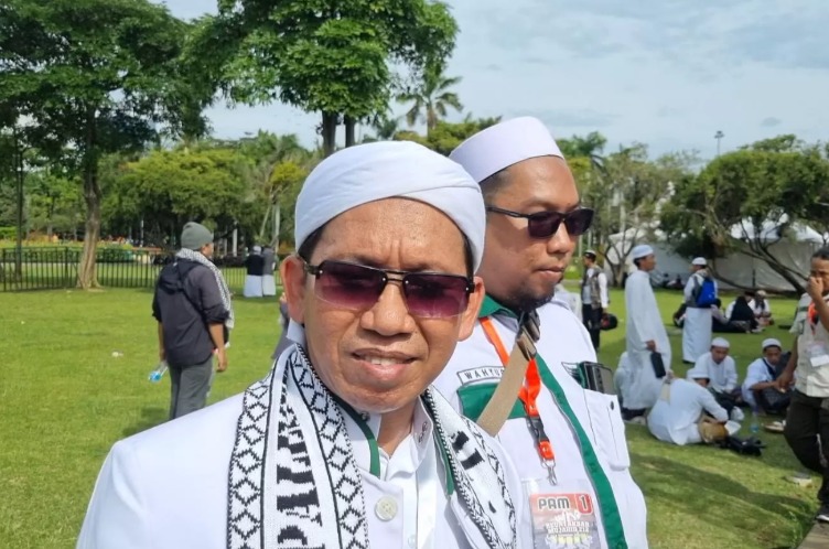 Wakil Ketua 1 OC Reuni Akbar 212 Buya Husein saat menghadiri aksi di Monas, Selasa (2/12).