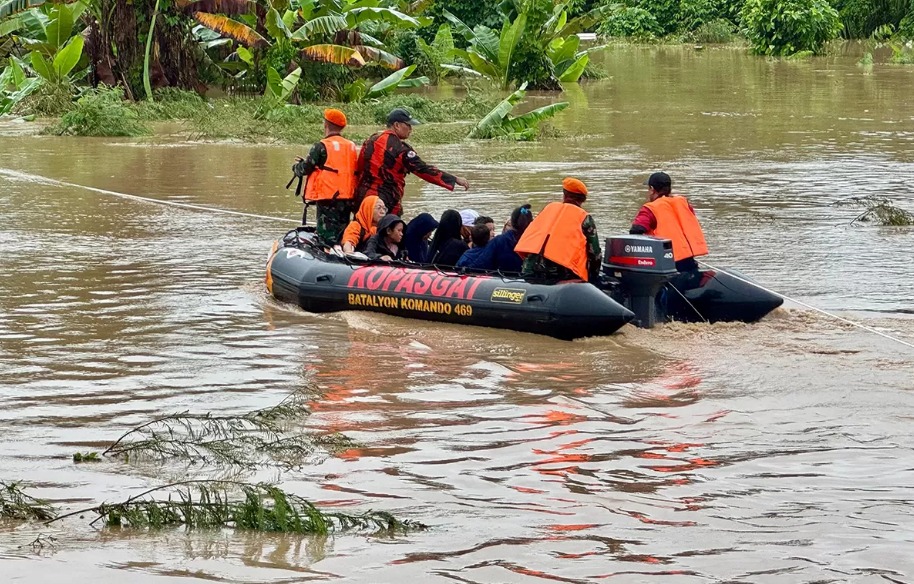 Prajurit Kopasgat TNI AU membantu para korban terdampak banjir di Sumut.