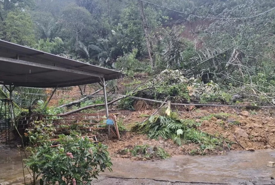 Bencana longsor dan banjir di Tapanuli Utara akibat hujan deras, menyebabkan satu mobil terseret ke jurang dan empat warga terluka.
