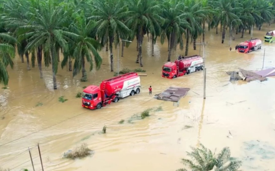 Armada BBM Pertamina melintasi jalur terendam banjir dalam perjalanan dari Medan menuju Aceh Tamiang, Selasa (2/12/2025).