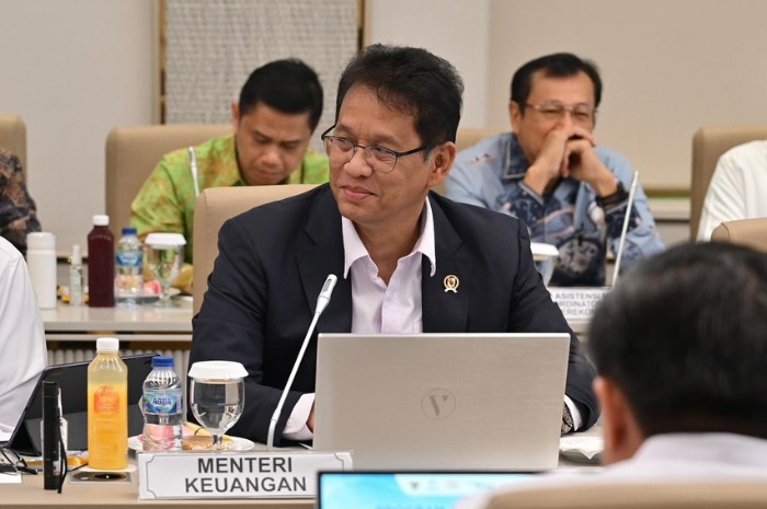Menyoroti kontroversi kebijakan Menkeu Purbaya terkait larangan impor pakaian bekas yang memicu kecemasan pedagang di Gedebage, Bandung.