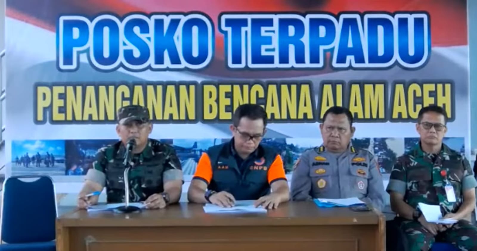 Wakil Ketua I Satgas Penanggulangan Bencana Alam Provinsi Aceh, Kolonel Inf Fransisco (kiri) ungkap kendala distribusi bantuan di Aceh.