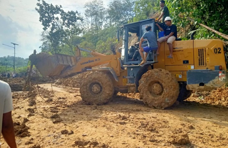 Alat berat dikerahkan untuk membuka akses dari Sumatera Utara menuju Aceh Tamiang. (BNPB)