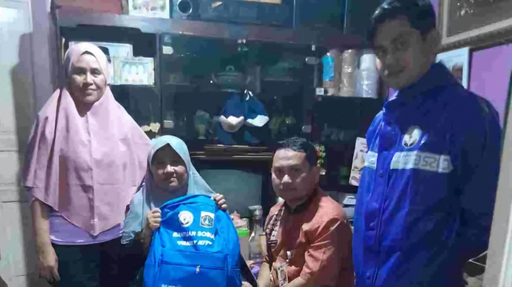 Dinas Sosial (Dinsos) DKI Jakarta menyerahkan bantuan sosial (bansos) kepada korban unjuk rasa di Ibu Kota.
