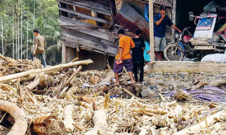 MENCARI YANG TERSISA: Penduduk Desa Aek Garoga, Tapanuli Selatan, Sumut, mengais sisa barang di rumah yang diterjang banjir, Kamis (4/12/2025).