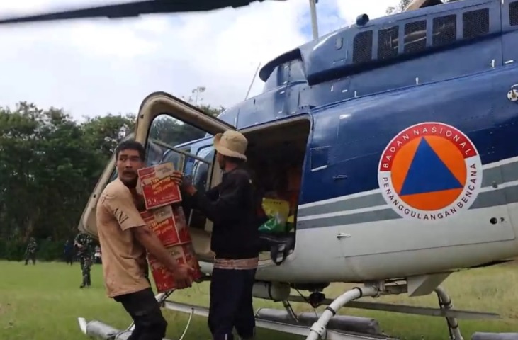 Suasana pendistribusian bantuan di Desa Kuala II, Kecamatan Bintang, Kabupaten Aceh Tengah, Provinsi Aceh, Selasa (2/12). Panglima TNI dan KSAD jelaskan soal bantuan yang dilempar dari udara.