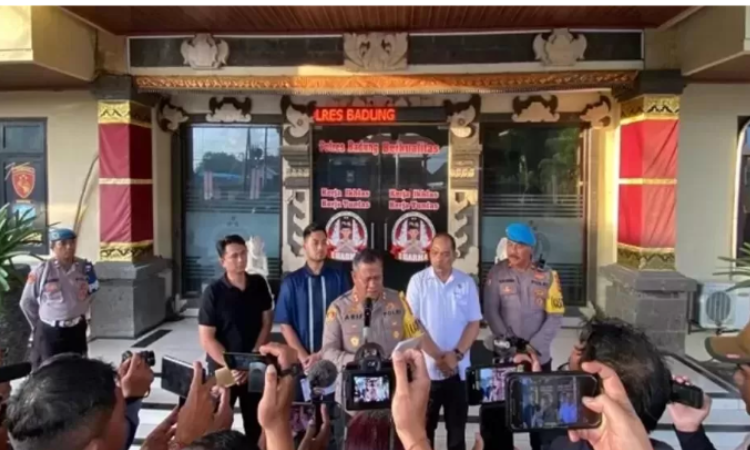 Kapolres Badung AKBP M. Arif Batubara, SH. SIK. MH., beri penjelasan terkait pembuatan konten dewasa di Pererenan, Badung, Bali, Jumat (5/12). (Andre Sulla/Radar Badung)