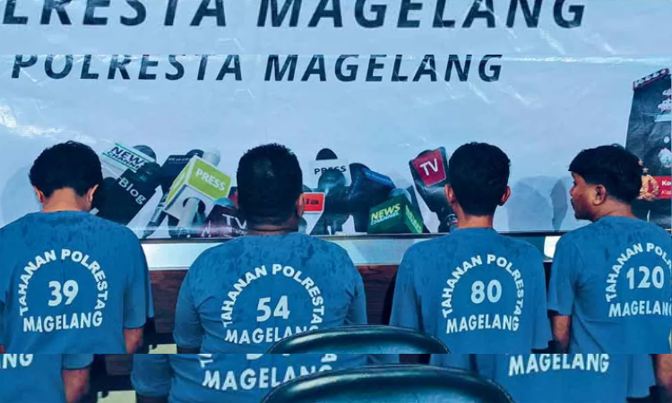 4 debt collector yang diamankan aparat Polresta Magelang diduga akibat menculik ibu dan anak warga Tegalrejo, Kabupaten Magelang. (ROFIK SYARIF GP/JAWA POS RADAR MAGELANG)