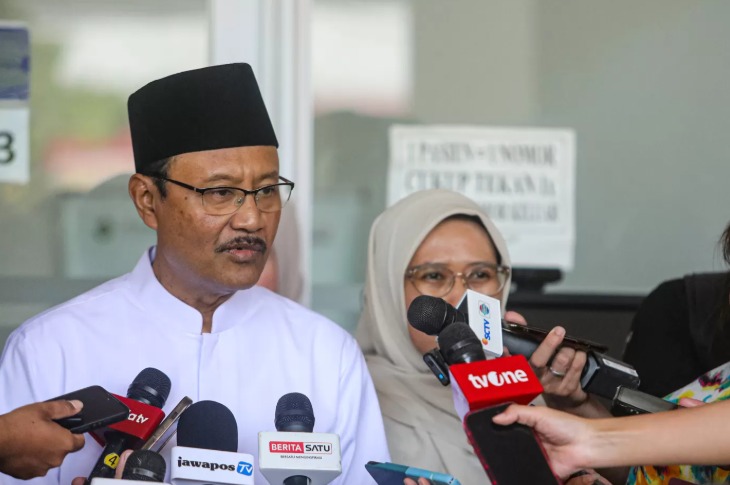 Menteri Sosial (Mensos) Saifullah Yusuf atau Gus Ipul (tengah) usai menjenguk korban ledakan SMAN 72 di Jakarta, Minggu (9/11/2025).