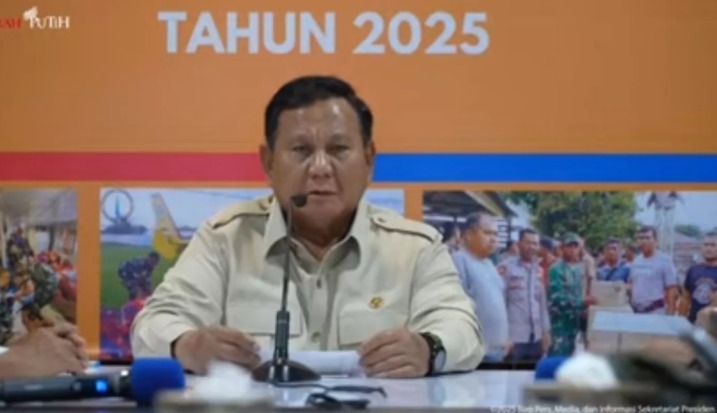 Presiden Prabowo Subianto memimpin rapat koordinasi terkait penanganan bencana di Banda Aceh, Minggu (7/12) malam. (Istimewa)