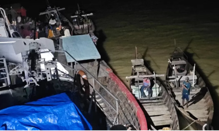 KRI Sutedi Senoputra-378 yang lego jangkar di Perairan Aceh Tamiang pagi tadi (2/12) mendistribusikan bantuan untuk korban bencana alam.