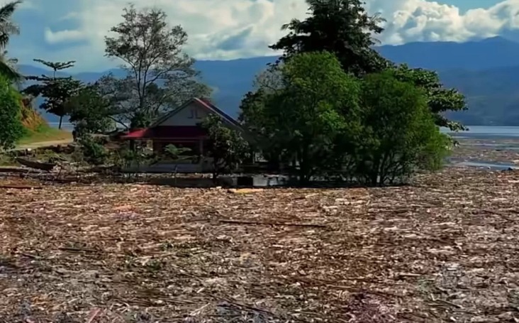 Danau Singkarak di Sumatera Barat dipenuhi kayu gelondongan usai banjir bandang. Seskab Teddy Indra Wijaya mengakui kerusakan lingkungan ikut memperparah bencana di Sumatera.