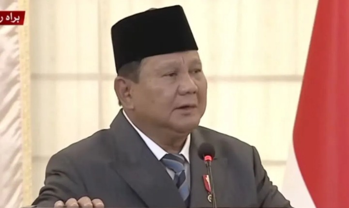 Presiden RI Prabowo Subianto dalam sesi pernyataan bersama (joint statement) bersama Perdana Menteri (PM) Pakistan Shehbaz Sharif di PM House, Islamabad, Pakistan, Selasa (9/12/2025)