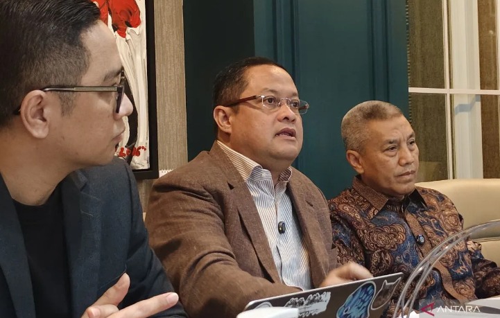 Kuasa hukum Nadiem Makarim, Ari Yusuf Amir (tengah), berbicara dalam konferensi pers di kawasan Jakarta Selatan, Selasa (9/12/2025).