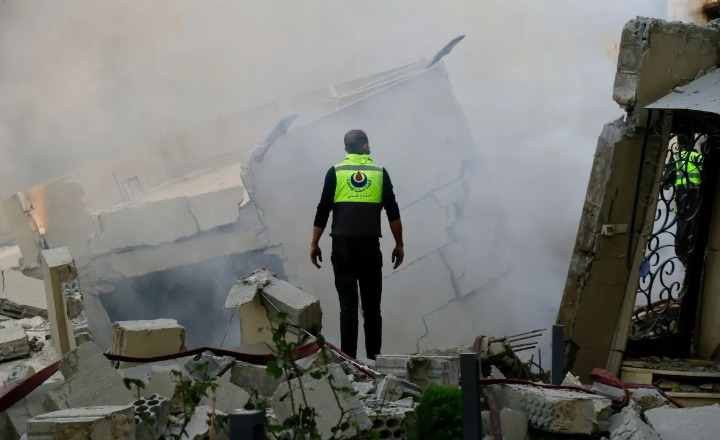 Penyelamat mengecek gedung yang hancur karena serangan udara Israel di Kota Jbaa, Lebanon selatan, Kamis (4/12/2025).